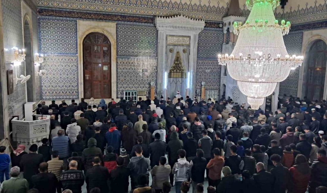 Kilis’te Ramazan’ın başlamasıyla birlikte ilk teravih namazı için camilere yoğun ilgi gösterildi. Kilis'te Ramazan'ın başlamasıyla birlikte, vatandaşlar ilk teravih namazını Hacı Cümbüş