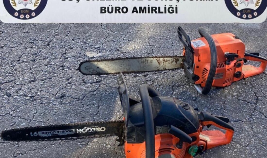 Kocaeli’nde Evden Hırsızlık Yapan İki Şüpheli, Çalıntı Eşyalarla Birlikte Ele Geçirildi Kocaeli'de evden hırsızlık yapan P.T. ve S.G., çalıntı eşyalarla birlikte