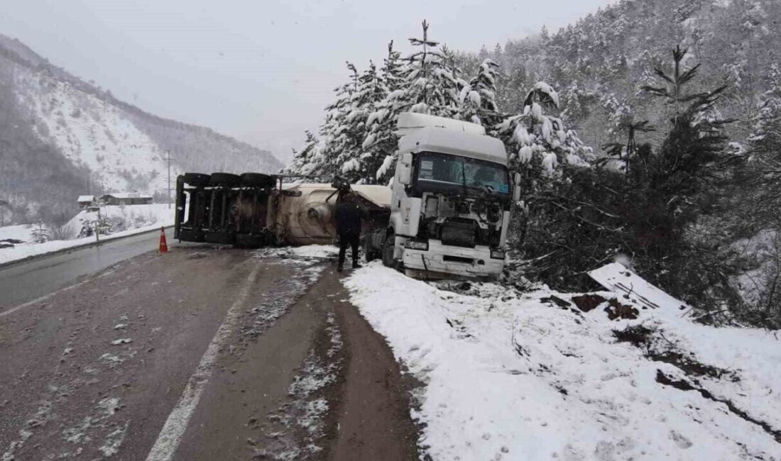Bolu’da Kar Yağışı Nedeniyle Soda Yüklü Tır Devrildi Bolu'nun Mudurnu ilçesinde kar yağışı nedeniyle hızla seyreden Serkan Erol'un