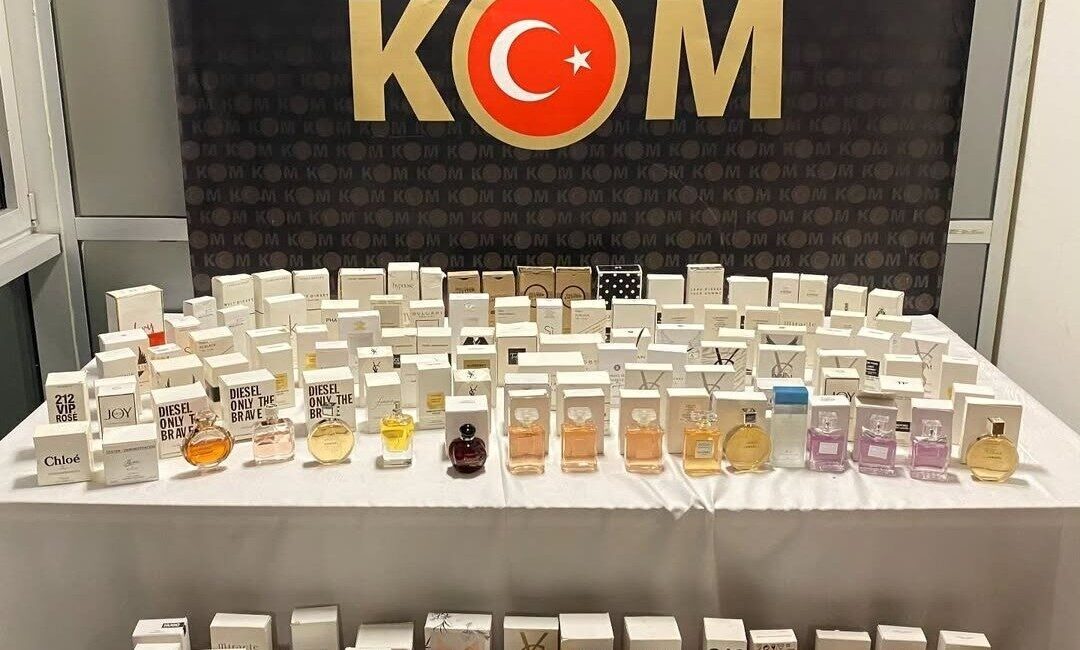 Kütahya’da Kaçak Parfüm Operasyonunda 194 Adet Ürün Ele Geçirildi Kütahya İl Emniyet Müdürlüğü, kaçakçılık önleme çalışmaları kapsamında düzenlediği operasyonda