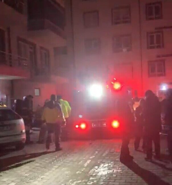 Kütahya’da aynı apartmanda dördüncü yangın paniği! Kütahya'daki Ömür Sitesi'nde bir hafta içinde dördüncü yangın çıktı. Apartman