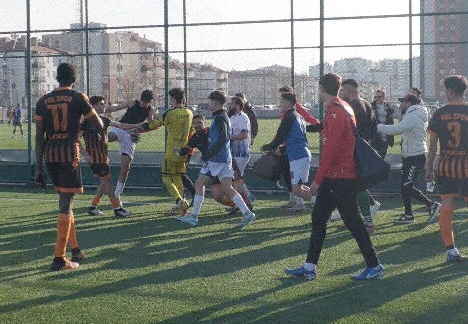 Kayseri’deki Amatör Küme Maçında Kavga Çıktı, Polis Araya Girdi Kayseri 1. Amatör Küme'de Gazi Osman Paşaspor, Yolspor'a 3-2 yenilerek