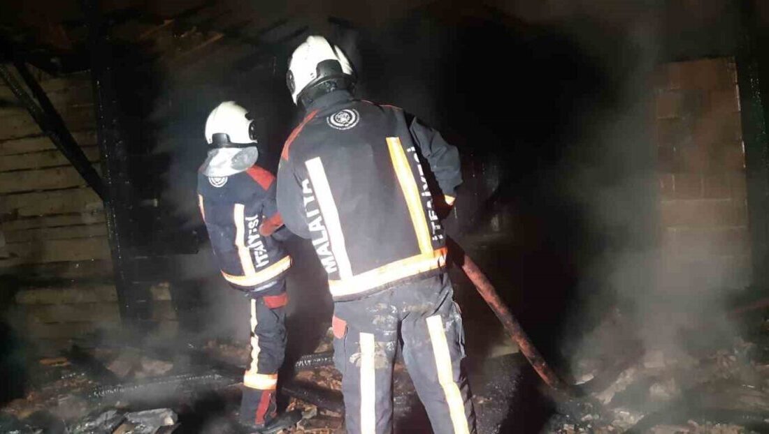 Malatya’da ağır hasarlı binanın çatısında çıkan yangın itfaiye tarafından kontrol altına alındı. Malatya'nın Battalgazi ilçesinde, ağır hasarlı bir binanın çatısında çıkan yangın,