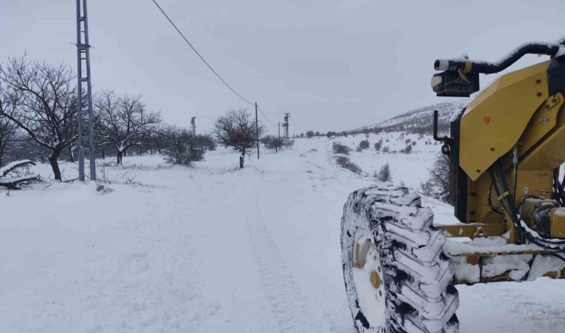Malatya’daki kar yağışı birçok köy yolunu erişime kapattı Malatya'da akşam saatlerinde etkili olan kar yağışı, birçok köy yolunun