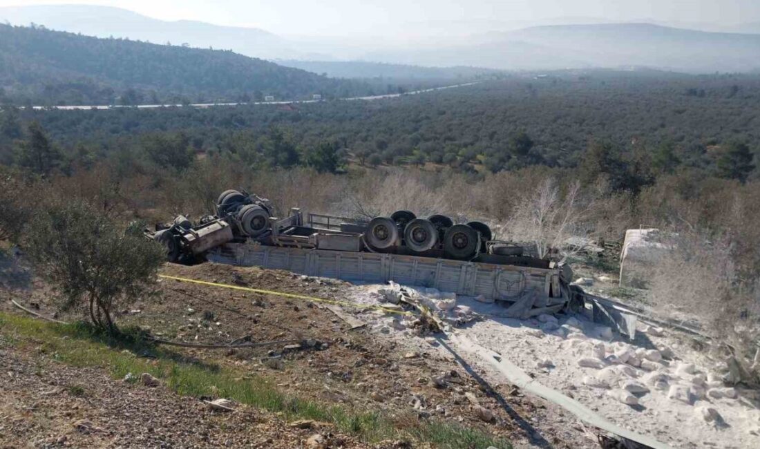 Mersin’de Alçı Yüklü Tırın Devrilmesi Sonucu İki Kişi Hayatını Kaybetti Mersin’in Mut ilçesinde Selahattin Koçoğlu'nun kullandığı alçı yüklü tır, direksiyon