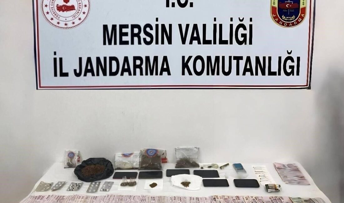 Mersin’de Uyuşturucu Ticareti Yapan 8 Kişiden 4’ü Tutuklandı Mersin'de uyuşturucu ticareti yaptığı belirlenen 8 kişi jandarma tarafından gözaltına