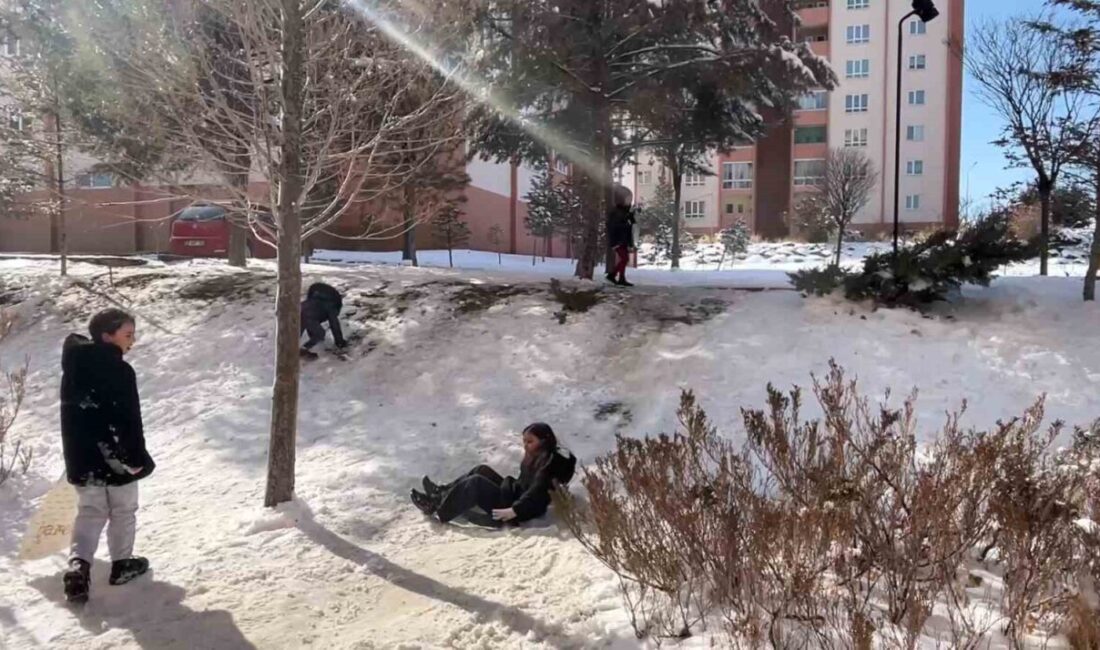 Niğde’de kar yağışı nedeniyle okullar bir gün kapalı, çocuklar beyaz zemin üzerinde eğlencenin tadını çıkarıyor Niğde'de etkili kar yağışı nedeniyle eğitime bir gün ara verildi.