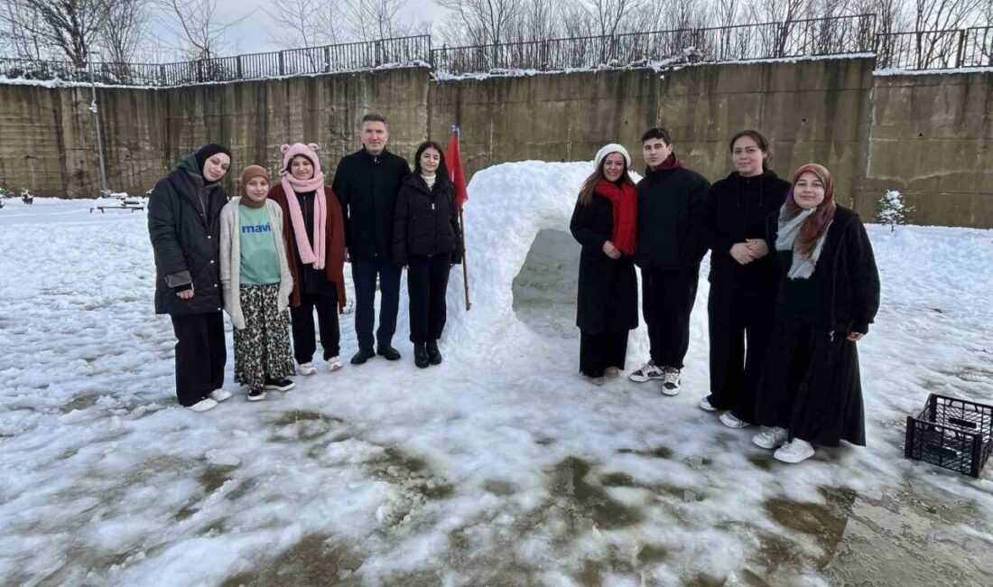 Ünye Fen Lisesi Öğrencileri Kar Yağışı Sonrası Okul Bahçesine Iglo Yaptı Ordu'nun Ünye ilçesinde yaşanan kar yağışı sonrası Ünye Fen Lisesi