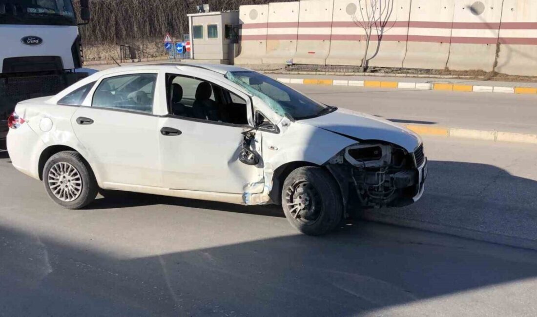 Elazığ’da halk otobüsü ile otomobil çarpıştı, 1 kişi yaralandı Elazığ'da halk otobüsü ile otomobilin çarpışması sonucu bir kişi yaralandı.