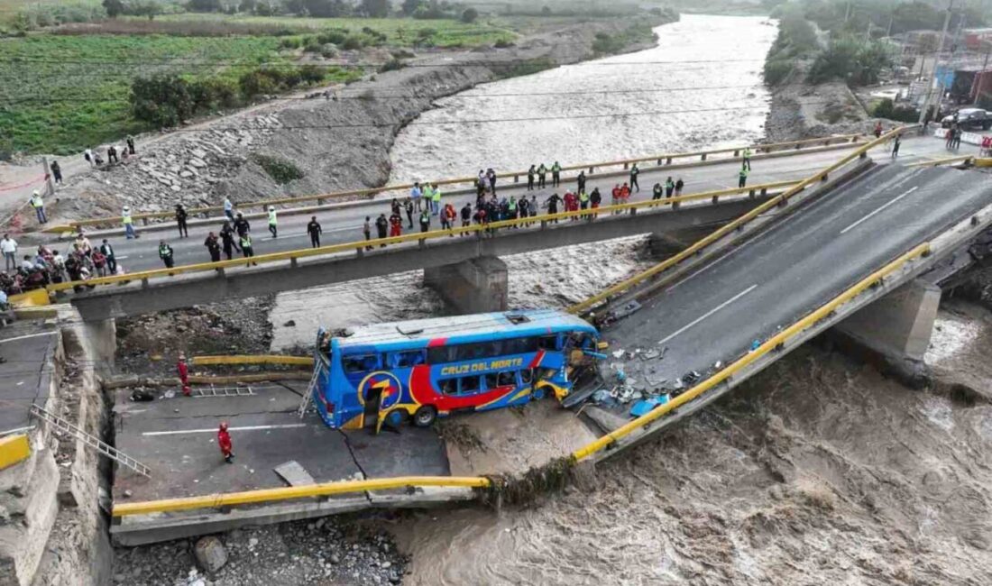 Peru’da Köprü Çöktü: İki Katlı Otobüs ve Araç Nehre Düştü, 2 Ölü 41 Yaralı Peru'nun kuzeyinde Panamerikan kara yolunda bir köprünün çökmesi sonucu iki