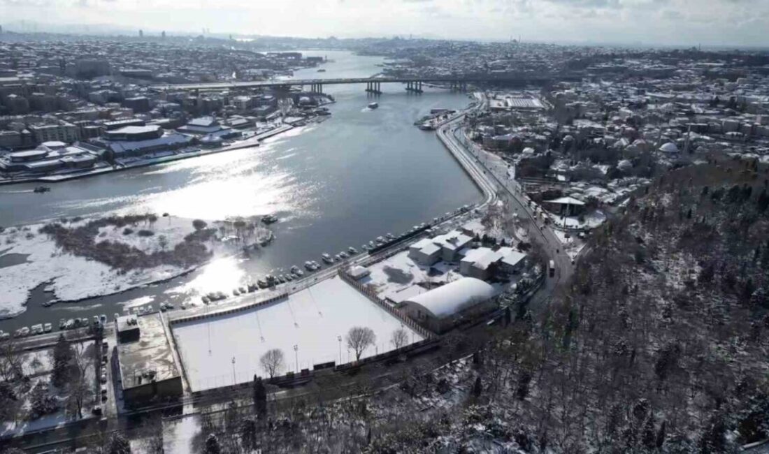 İstanbul’un Beyaz Örtüsü: Pierre Loti Tepesi’nden Büyüleyici Kar Manzaraları İstanbul'da kar yağışı sonrası şehir beyaz örtüyle kaplandı. Pierre Loti