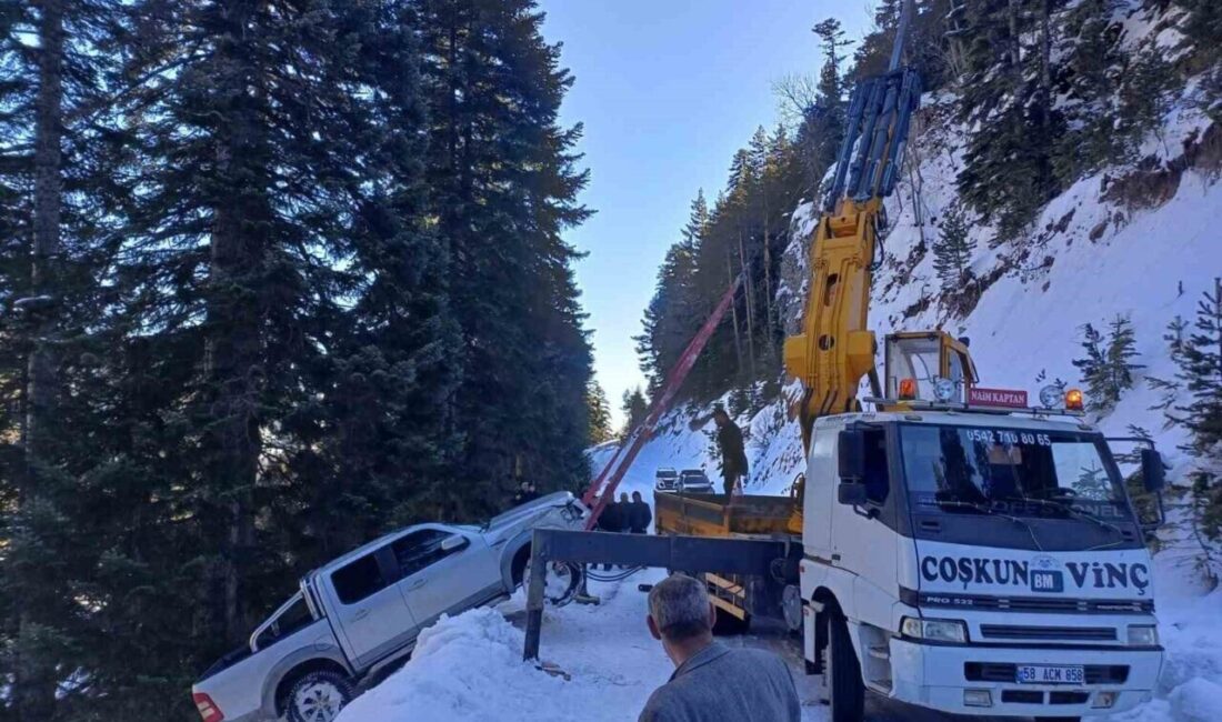 Sivas’ta Pikap 30 Metre Yükseklikten Dereye Uçtu, Sürücü Sağ Kurtuldu Sivas'ın Suşehri ilçesinde, M.K. adlı sürücünün kontrolünü kaybettiği pikap, 30