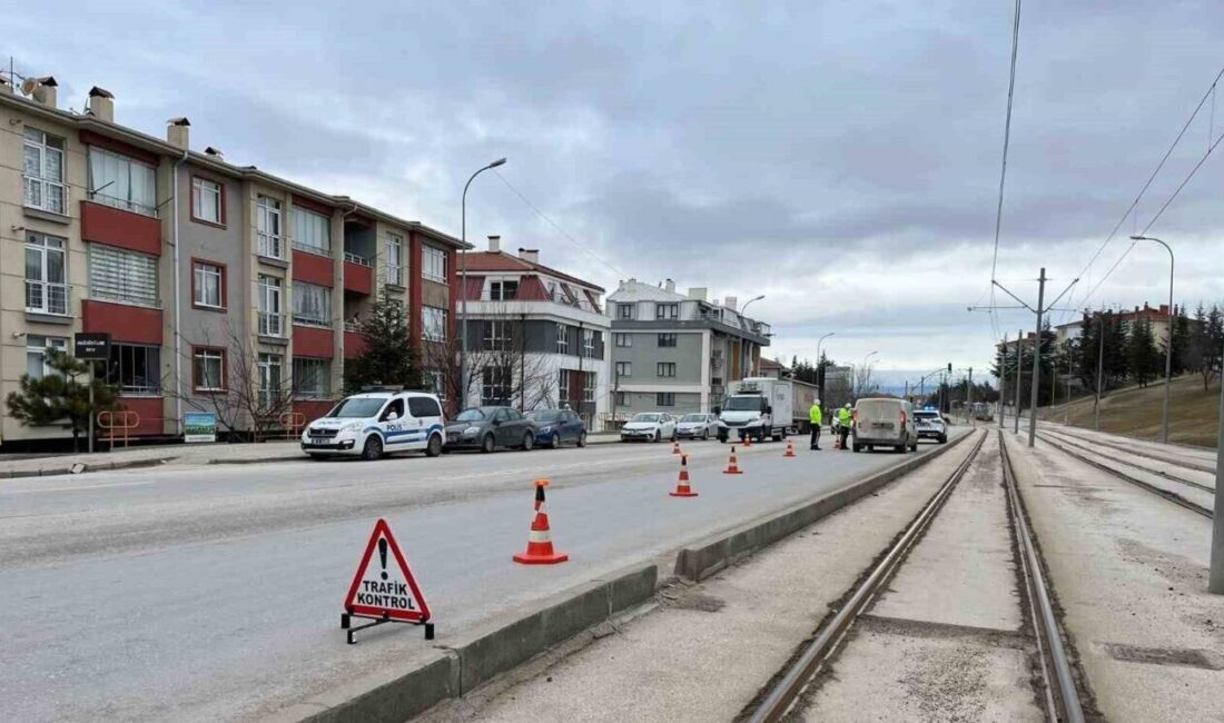 Eskişehir’de Trafik Denetimlerinde 102 Sürücüye Cezai İşlem Yapıldı Eskişehir'de 8-11 Şubat 2025 tarihleri arasında gerçekleştirilen trafik denetimlerinde 102