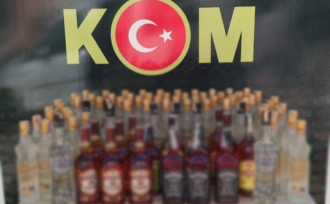 Salihli’de Kaçakçıya Baskın: 103 Litre Sahte Alkollü İçecek Ele Geçirildi Manisa'nın Salihli ilçesinde Y.B. (62) isimli şahsın evinde yapılan operasyonda