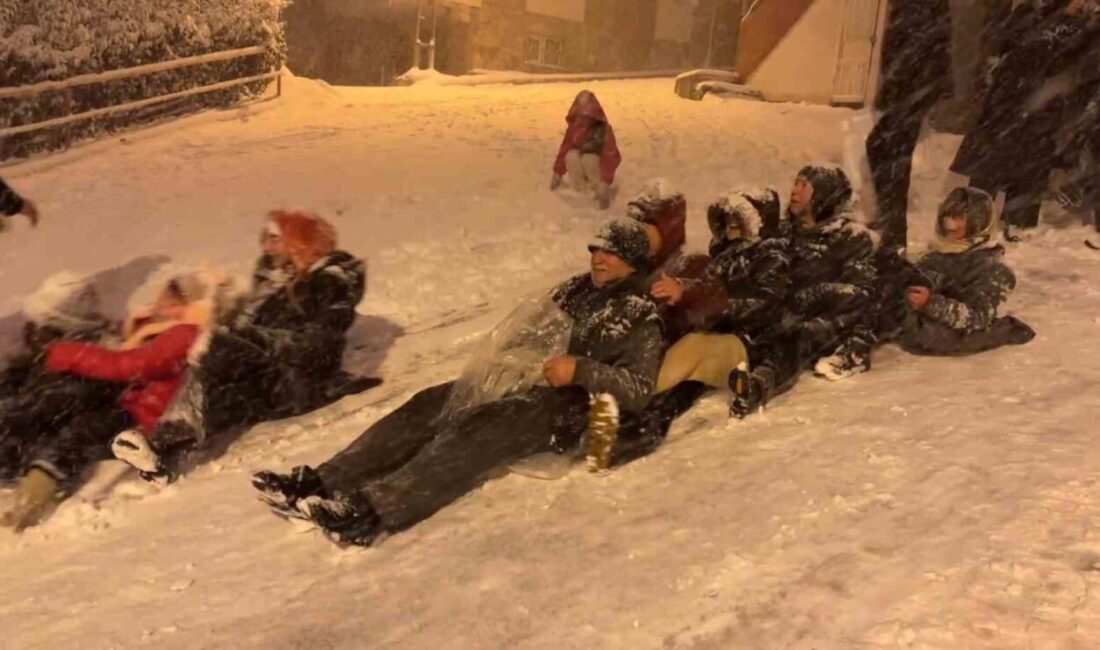 Samsun’da Yoğun Kar Yağışı Sonrası Vatandaşlar Poşetlerle Kayak Eğlencesi Yaşadı Samsun'da akşam saatlerinde başlayan yoğun kar yağışı, kısa sürede şehri