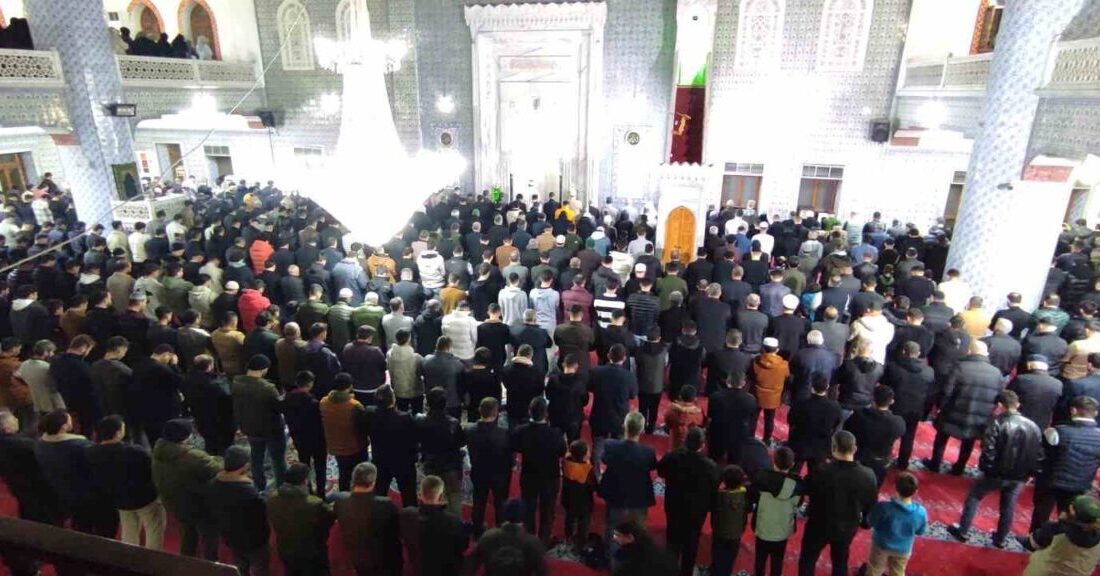 Şanlıurfa’da Ramazan’ın İlk Teravih Namazı Coşkuyla Kılındı Şanlıurfa'da Ramazan ayının başlangıcıyla ilk teravih namazı kılındı. Balıklıgöl yerleşkesindeki