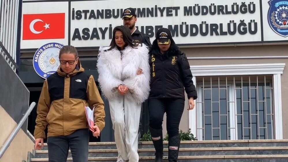 Merve Taşkın’a Müstehcenlik Suçlamasıyla Ev Hapsi Kararı Çıktı Merve Taşkın, Sevgililer Günü paylaşımı nedeniyle "müstehcenlik" suçlamasıyla gözaltına alındı.