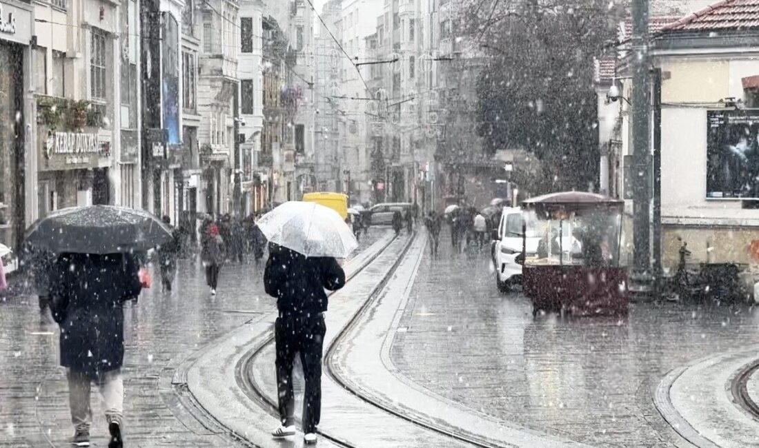 İstanbul’un Taksim Meydanı ve İstiklal Caddesi’nde kar yağışı başladı Meteoroloji Genel Müdürlüğü’nden gelen uyarılar sonrası, İstanbul'da sabah saatlerinde kar