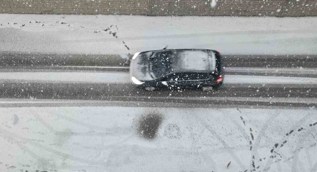 Tatvan’da sabah saatlerinde etkili olan kar yağışı şehri beyaza bürüdü Bitlis'in Tatvan ilçesinde sabah saatlerinde başlayan kar yağışı, kısa sürede