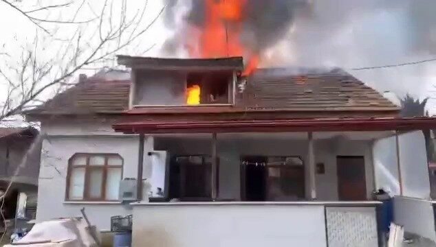 Akyazı’da Tek Katlı Evde Çatı Yangını, İtfaiye Ekipleri Hızla Müdahale Etti Akyazı’nın Küçücek Cumhuriyet Mahallesi'nde Y.S.'ye ait tek katlı evin çatısında