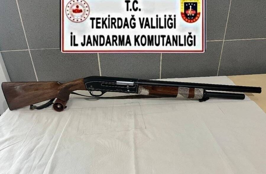 Tekirdağ’da Jandarma Ekipleri Ruhsatsız Silahlarla İlgili Operasyon Gerçekleştirdi Tekirdağ İl Jandarma Komutanlığı, 30 Ocak 2025’te Hayrabolu'da M.V. ve