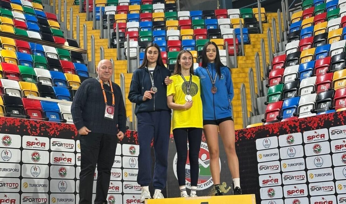 Sakarya Büyükşehir Belediyesi Atletizm Takımı, U18 Salon Türkiye Şampiyonası’nda 3 madalya kazanarak büyük bir başarıya imza attı. Sakarya Büyükşehir Belediyesi Atletizm takımından Erva Cansu Mercan, U18 Salon