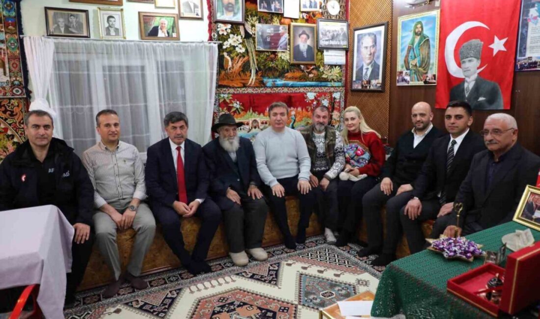 Erzincan Valisi Aydoğdu ve Başkan Aksun, Hızır Orucu iftarında kanaat önderi Uğurlu Dede’yi ziyaret etti. Erzincan Valisi Hamza Aydoğdu ve Belediye Başkanı Bekir Aksun, kanaat