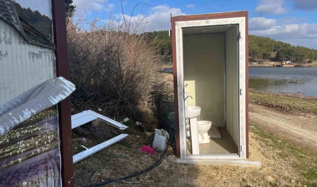 Yayla Gölü’ndeki Mobil Tuvaletlere Zarar Verildi, Vatandaşlar Tepki Gösterdi Denizli’nin Buldan ilçesinde bulunan Süleymanlı Yayla Gölü'ndeki mobil tuvaletler, kimliği