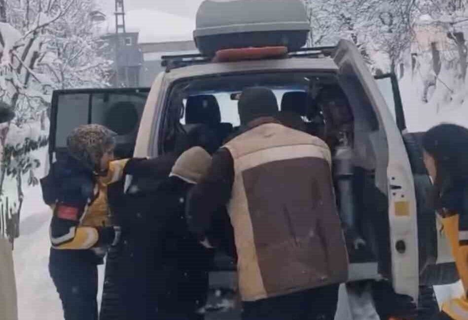 Kastamonu’da kar nedeniyle kapalı olan köydeki hasta, paletli ambulansla hastaneye kaldırıldı. Kastamonu'nun Şenpazar ilçesindeki Kuzey Yarımca köyünde kar nedeniyle yolu kapanan