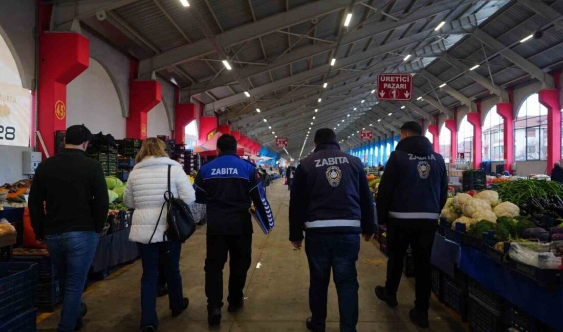 Düzce’de Zabıta Ekipleri Pazar Yerinde Sıkı Denetimler Yapıyor Düzce Belediyesi Zabıta Müdürlüğü, pazar yerlerinde hijyen, fiyat etiketi, işgaliye