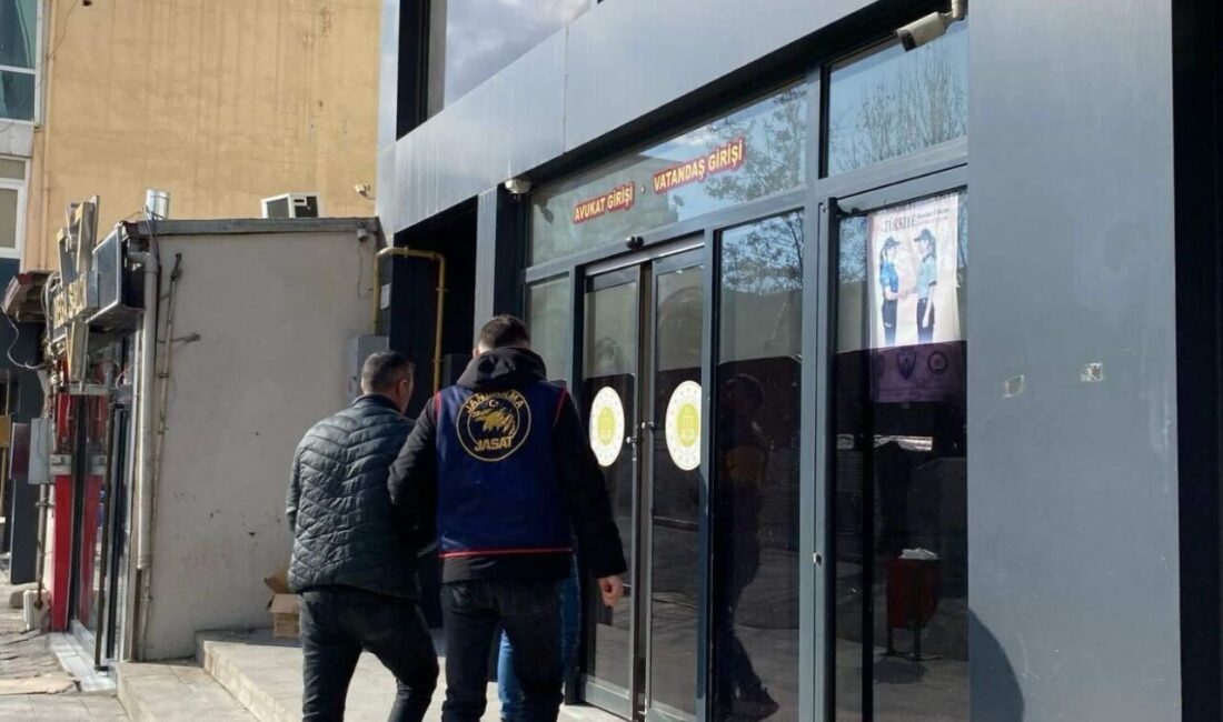 Iğdır Jandarma Ekipleri, Aranan Şahısı Başarılı Operasyonla Yakaladı Iğdır İl Jandarma Komutanlığı, JASAT ekipleriyle düzenlediği operasyonda, nitelikli suçlardan