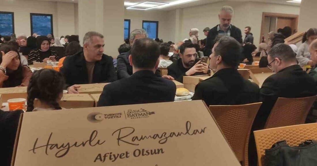 AK Parti Batman İl Başkanı Hüseyin Şansi, Dünya Yetim Günü’nde bin çocuğa iftar daveti verdiklerini açıkladı. AK Parti Batman İl Başkanı Hüseyin Şansi, Dünya Yetim Günü