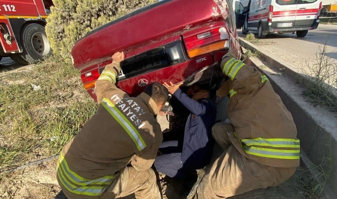 Hatay’da otomobil takla attı; iki kişi yaralandı. Hatay'da Antakya çevreyolunda direksiyon hakimiyetini kaybeden araç takla atarak ters