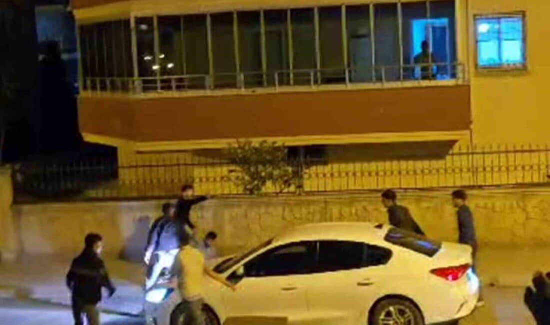 Hatay’da Kılıçlar Çekildi, Sokakta Tekme Tokat Kavga Görüntülendi! Hatay'ın Dörtyol ilçesinde, Numuneevler Mahallesi'nde 4 kişilik bir grup, 3