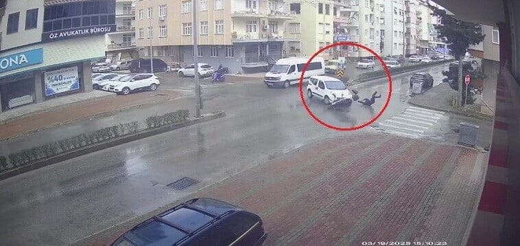 Manavgat’ta Hafif Ticari Araç ile Motosiklet Çarpıştı: Sürücü Yaralandı Antalya'nın Manavgat ilçesinde, Mustafa Kemal Aksakal'ın kullandığı motosiklet, Heather L.