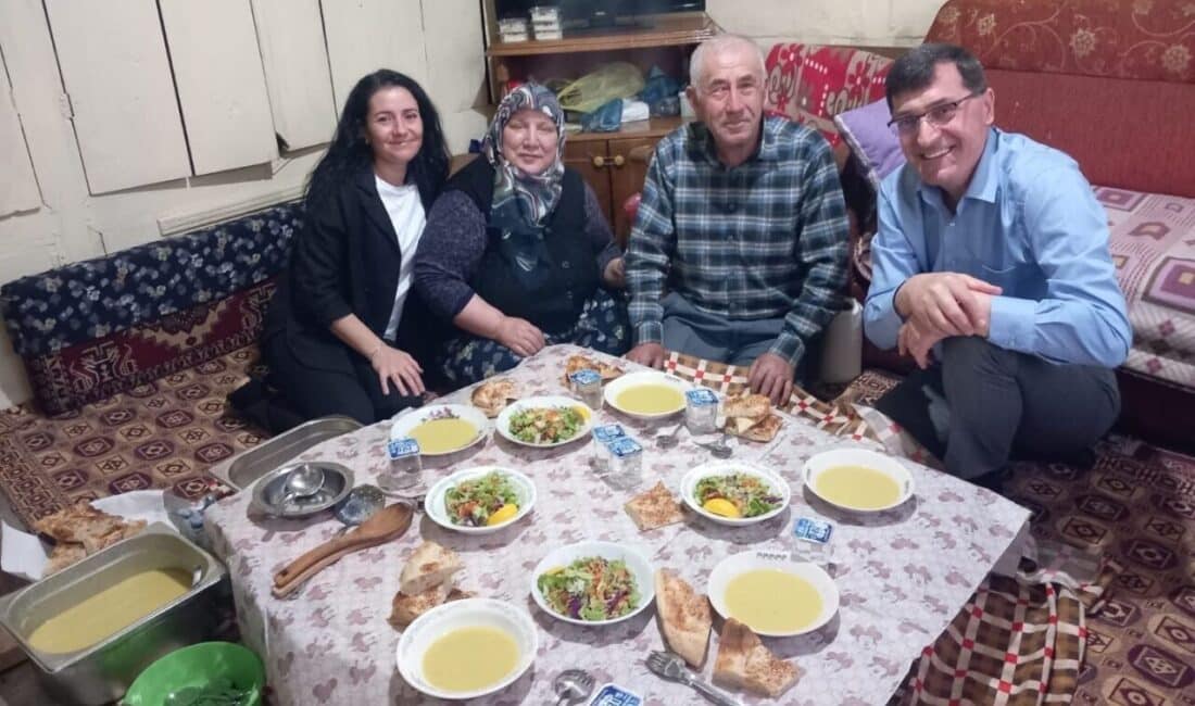 Kütahya Belediye Başkanı Kahveci, Öztürk ailesinin iftar sofrasında vatandaşlarla bir araya geldi. Kütahya Belediye Başkanı Eyüp Kahveci, ramazan ayı kapsamında Öztürk ailesinin