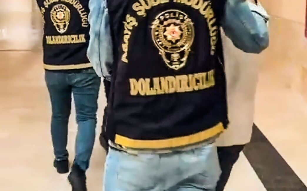 Antalya’da dolandırıcılık iddiasıyla 420 bin TL’yi çalan iki şüpheliden biri tutuklandı. Antalya'da 420 bin TL dolandırıcılık yaptığı iddia edilen C.M.U. ve