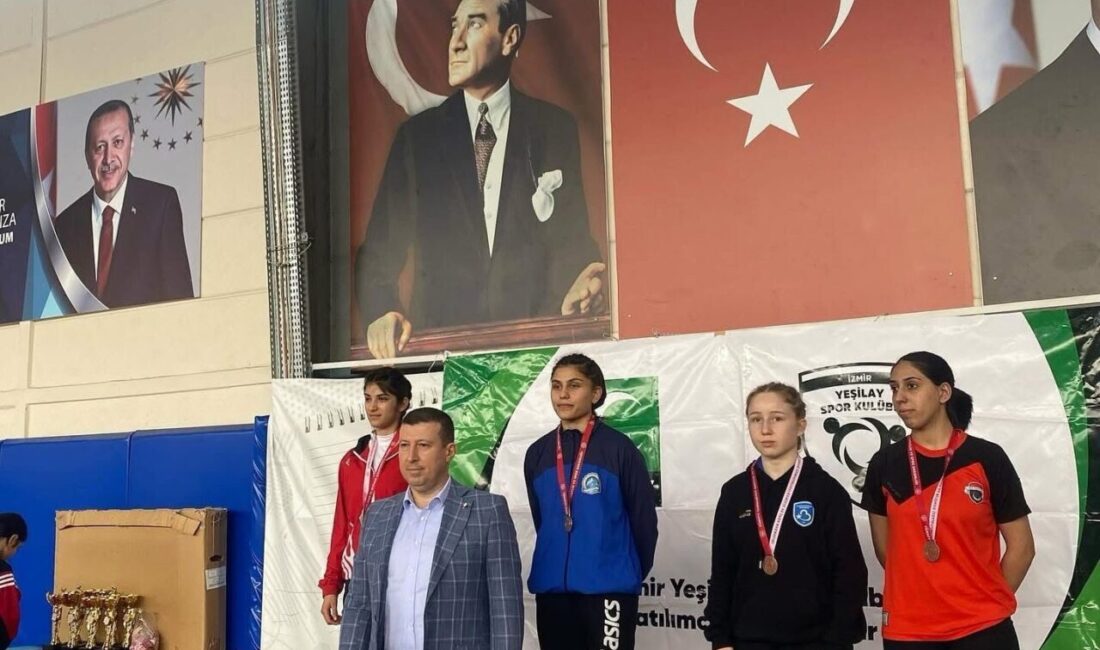 Balıkesir Büyükşehir Belediyespor, İzmir’deki Kadın Güreş Turnuvası’ndan 7 madalya ile döndü! İzmir'de düzenlenen U15 ve U17 Kadın Güreş Turnuvası'nda Balıkesir Büyükşehir