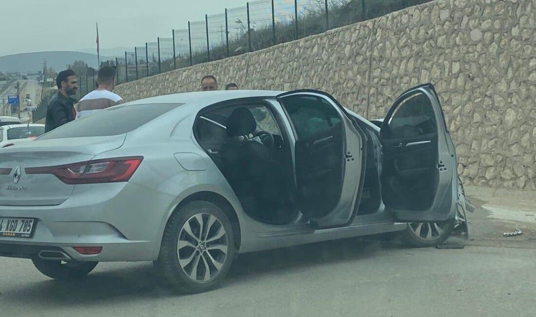 Bilecik’te İki Araç Çarpıştı: 4 Yaralı Hastaneye Kaldırıldı Bilecik'te bir trafik kazasında, Arif Y. ve Serdar F. yönetimindeki
