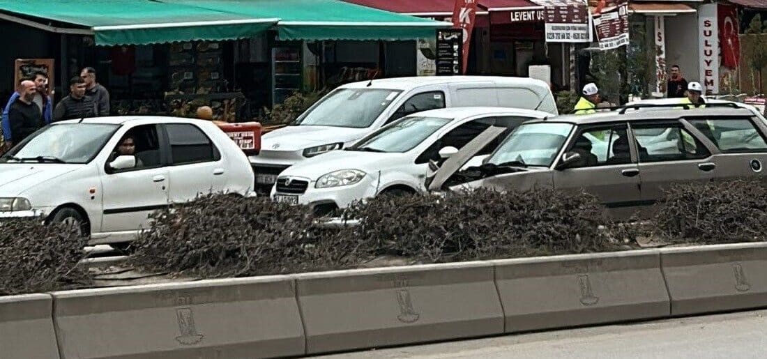 Bilecik’te Zincirleme Trafik Kazasında Bir Kişi Yaralandı Bilecik merkezindeki Atatürk Bulvarı'nda Muzaffer A.'nın kullandığı otomobil, kırmızı ışıkta