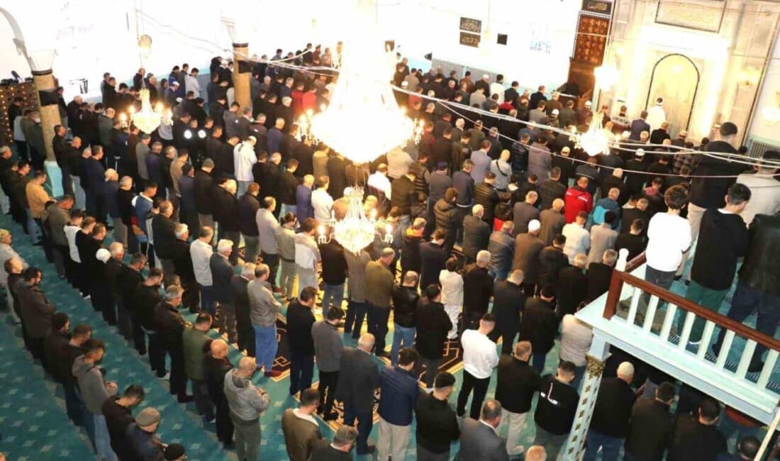 Burdur’da Ulu Cami’de Bayram Namazı Kılındı, Çorba İkramıyla Kutlandı Burdur'da Vali Tülay Baydar Bilgihan, Ulu Cami’de bayram namazı sonrası