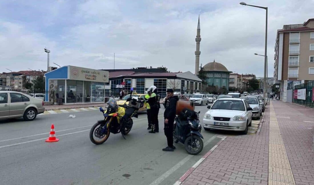 Burdur’da Otomobil ile Motosiklet Çarpıştı, Motokurye Yaralandı Burdur'da Veli B. yönetimindeki otomobil ile Yusuf Ö.'nün kullandığı motosiklet