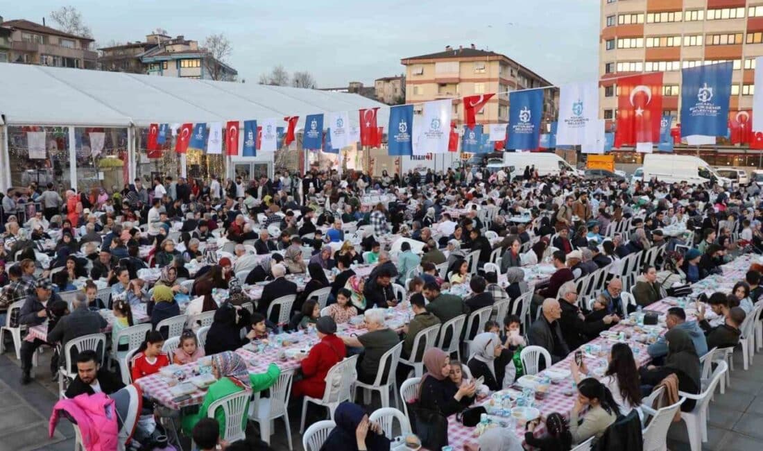 İzmit Kent Meydanı’nda İftar Sofraları 3 Bin Kişilik Kapasiteye Ulaşıyor Kocaeli Büyükşehir Belediyesi, İzmit Kent Meydanı'ndaki iftar programını artırarak günlük