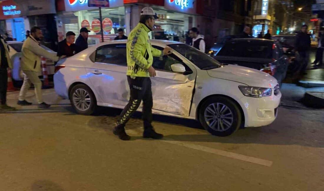 Eskişehir’de 2 otomobilin çarpıştığı kazada maddi hasar meydana geldi Eskişehir'de Cengiz Topel Caddesi'nde iki otomobilin çarpışması sonucu meydana gelen