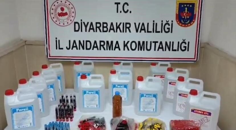 Diyarbakır’da Kaçak Alkol Operasyonunda 180 Litre Etil Alkol ve Şüpheli Yakalandı Diyarbakır'da jandarma ekipleri, sahte alkol imalatına yönelik bir operasyonda 180