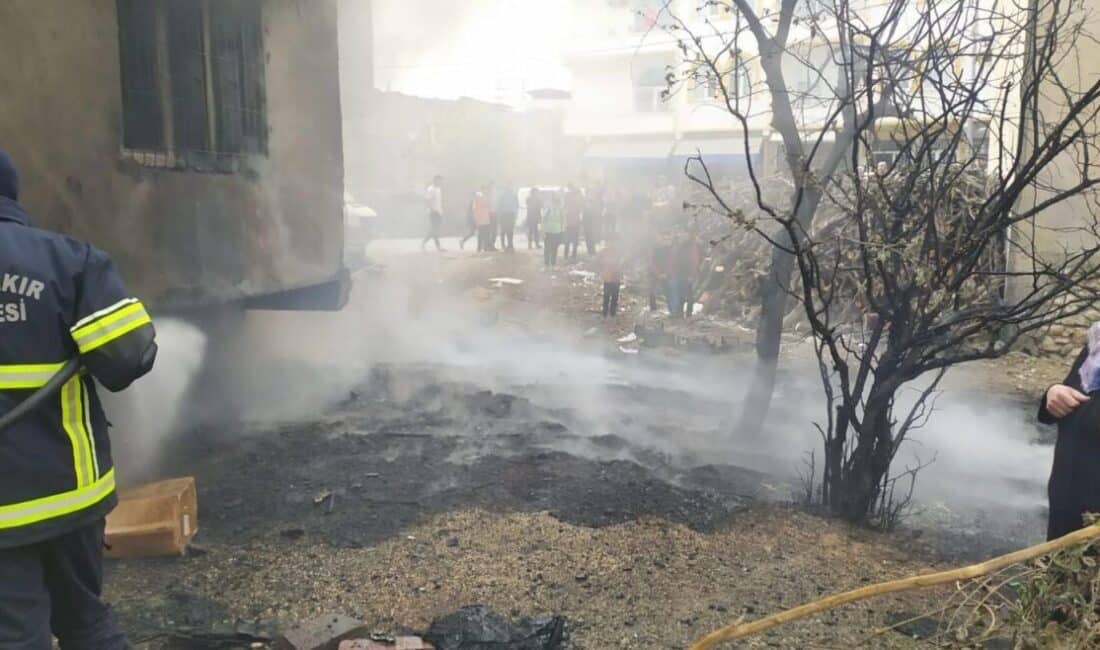 Silvan’da Sebze Kasalarının Bulunduğu Depoda Çıkan Yangın, İtfaiye Tarafından Kontrol Altına Alındı Diyarbakır’ın Silvan ilçesindeki Mescid Mahallesi'nde, sebze kasalarının bulunduğu depoda çıkan