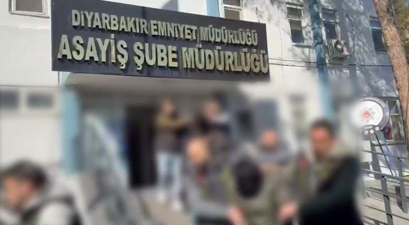 Diyarbakır’da Şubat Ayında Yapılan Operasyonlarda 477 Şüpheli Gözaltına Alındı, 185’i Tutuklandı Diyarbakır'da Şubat ayında gerçekleştirilen polis operasyonlarında 477 şüpheli gözaltına alındı,