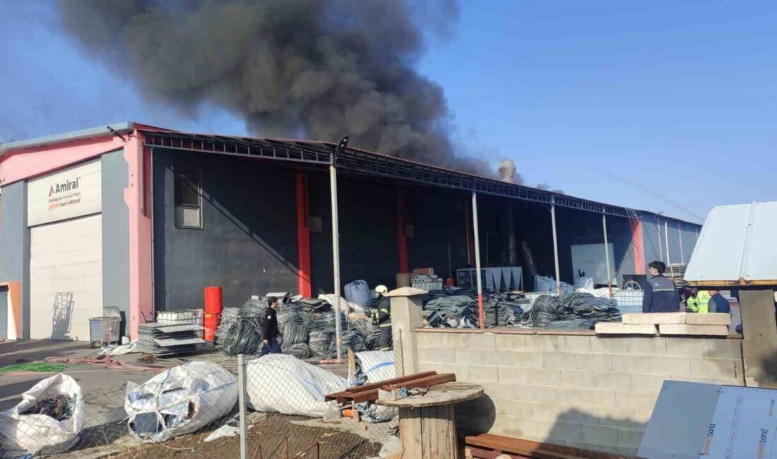 Erzincan’daki Amiral Alüminyum Fabrikasında Çatı Yangını Ortaya Çıktı Erzincan Organize Sanayi Bölgesi'ndeki Amiral Alüminyum firmasında, tesisin üretim bölgesinde
