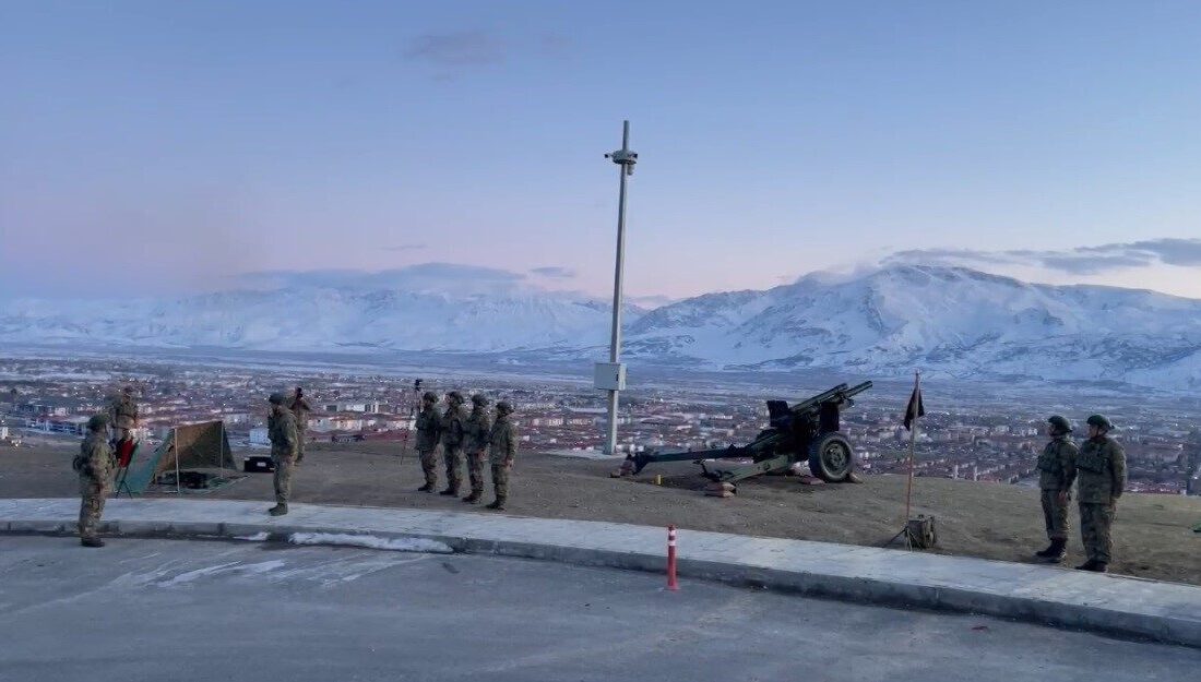 Erzincan’da Ramazan Coşkusunu Artıran İftar Topu Geleneği Devam Ediyor Erzincan'da ramazan ayı boyunca, 59'uncu Topçu Tugayı, Esentepe mevkiinden iftar