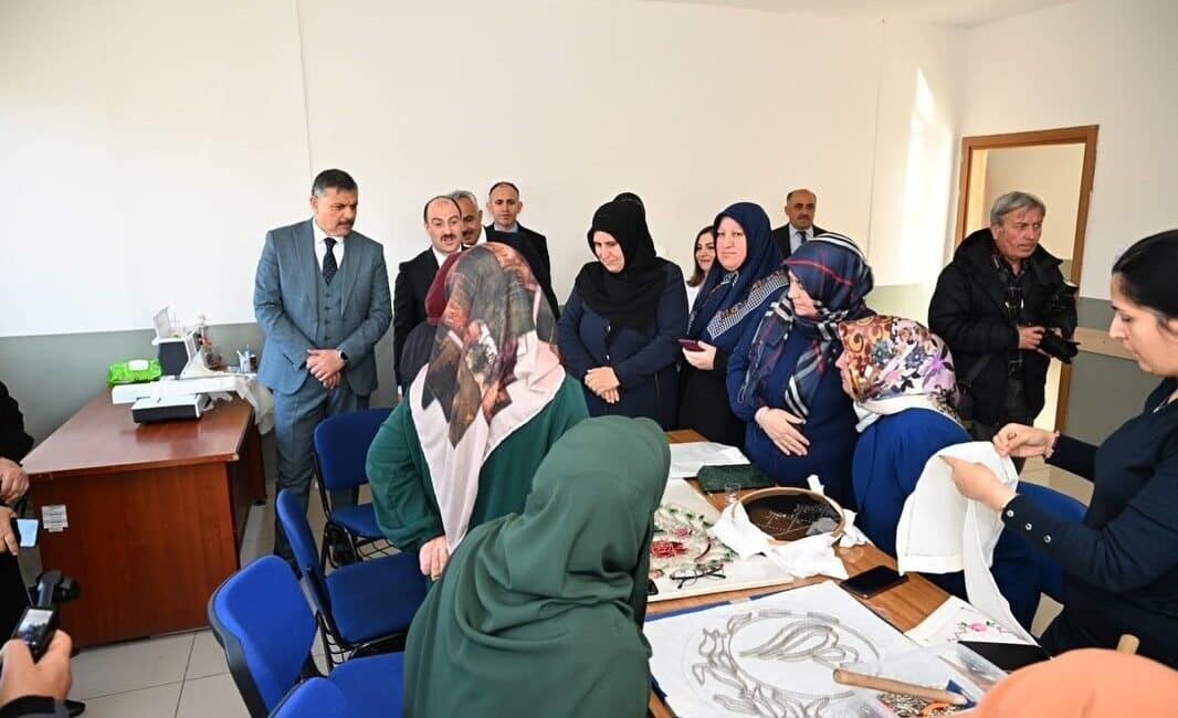 Oltu Aile Destek Merkezi’nde 133 Kadın Kursiyer Meslek Ediniyor Oltu Aile Destek Merkezi, Erzurum'da kadınlara meslek kazandırmak için 133